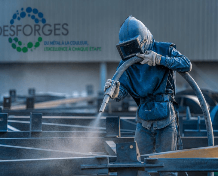 Sablage industriel à Saint-Jean-sur-Richelieu sur structures métalliques pour éliminer la rouille et préparer une finition durable.